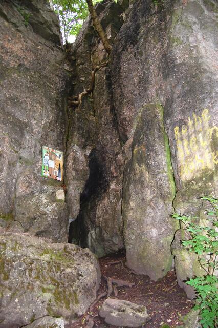 Nicht weniger interessant sind die in der Jungsteinzeit besiedelten Höhlen. Hier der Eingang der Rothesteinhöhle, die im Sommerhalbjahr zugänglich ist.