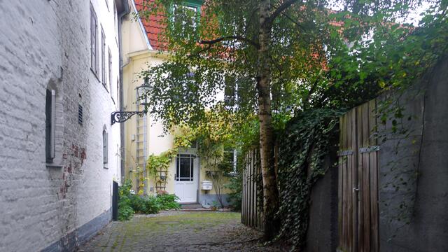 Der Gang Thorweg Nr. 70 führt zu den Hinterhäusern, wobei der Name „Thor“ auf eine alte Schreib­weise für das Wort „Tor“ als Durch­gang zu verstehen ist. Foto: Helmut Kuzina