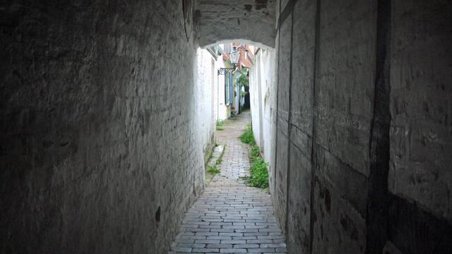 Die schmalen Durchgänge zu den Hinterhöfen mussten nur die Voraussetzung erfüllen, dass man einen Sarg hindurch tragen konnte.