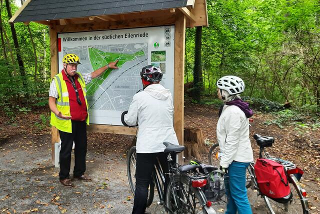 Eingang zur Eilenriede: DA geht's längs!" ... Eine Radtour des https://www.ADFC-Langenhagen.de