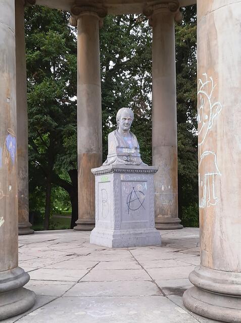 Leibniz unter dem Dach des Leibniztempels im Herrenhäuser Garten. ... Eine Radtour des https://www.ADFC-Langenhagen.de