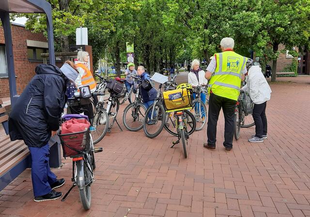 Abfahrt am Rathaus Langenhagen. Eine Radtour des https://www.ADFC-Langenhagen.de
