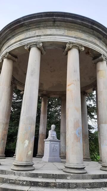 Der Leibniztempel im Georgengarten in Hannover ist ein Pavillonbau, der von 1787 bis 1790 zu Ehren des in Hannover tätigen Bürgers und Universalgelehrten Gottfried Wilhelm Leibniz (1646–1716) errichtet wurde. Er gilt als das erste öffentliche Denkmal in Deutschland für einen Nichtadeligen.