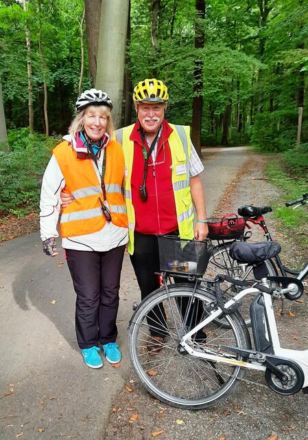 Mit Funkgeräten! Mit gelber Weste: Fährt voran. Mit toter Weste: Fährt hintendran. ... Eine Radtour des https://www.ADFC-Langenhagen.de
