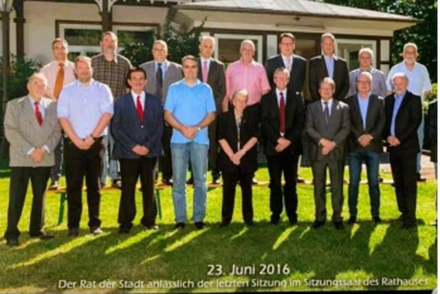 - Am 23. Juni 2016 nahm der Stadtrat der vorletzten Ratsperiode vorm Rathaus Aufstellung für ein Foto anlässlich der letzten Sitzung im Sitzungssaal des Rathauses – Ratsfrau Gudrun Teyke hielt eine hinreißende Abschiedsrede – fünf Jahre später tagt der Stadtrat immer noch im alten Sitzungssaal.