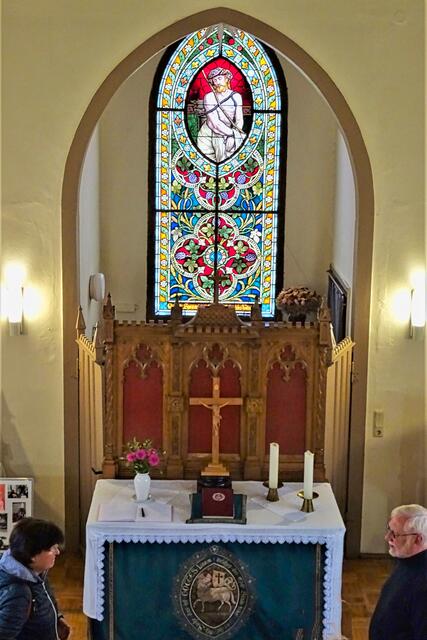 Blick auf das Christusfenster in der Apsis, der auf Rollen gelagerte Altar kann, bei Bedarf, in die Apsis verschoben werden