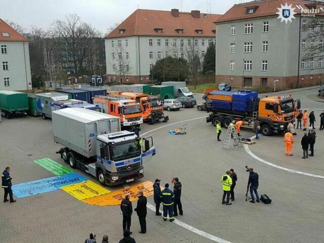 Bild in GROSS: https://media05.myheimat.de/2021/09/24/6297756_web.jpg?1632458600 - - - - - - Die Polizei HH sieht alles: Die genormten Planen nach der EU-Richtlinie 2007/38/EG zeigen, was ein Lkw-Fahrer am Steuer ringsum alles sieht, und Fenster hat ja so ein Lkw auch noch. Wir vom ADFC Langenhagen sind dankbar für Zusendungen mit diesem Bild, in das der "Tote Winkel" eingezeichnet wurde ... 😉