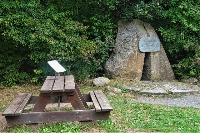 das Grenzdenkmal an der B27