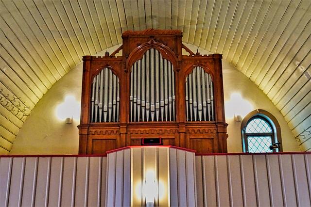 hier sieht man gut das Tonnengewölbe mit der Ladegast - Orgel