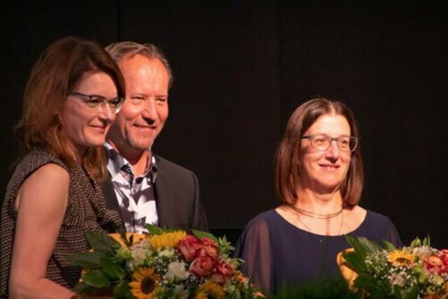 Bürgermeister Willy Lehmeier (mitte) dankte Schulleiterin Heike Mayr-Hof (links) und Geschäftsführerin Karolina Wörle (rechts) für das Engagement um die Musikschule Wertingen. | Foto: Mia Ritzer