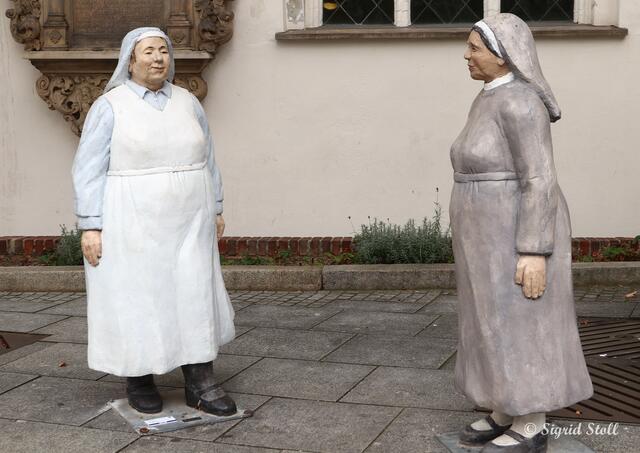 Nonnen vor der Stadtkirche