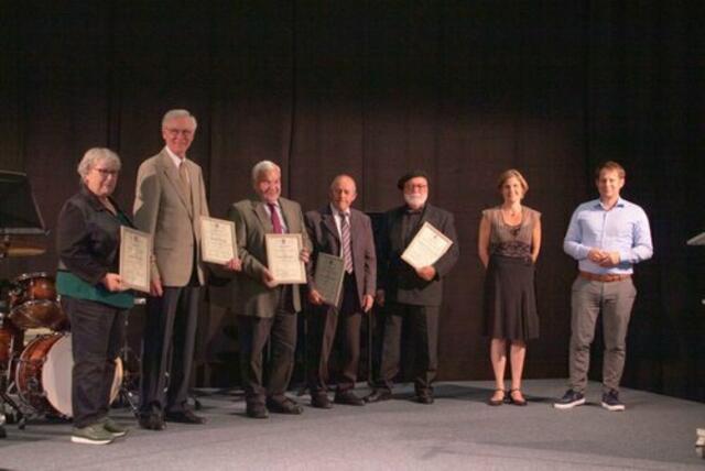 Ulrike Wenck, Rudolf Heinle, Josef Baumer, Wendelin Reißner und Manfred-Andreas Lipp wurden von der 2. Vorsitzenden Sylvie Ritzer und dem 1. Vorsitzenden der Musikschule Wertingen David Knab für Ihre Verdineste um die Schule zu Ehrenmitgliedern ernannt. | Foto: Mia Ritzer