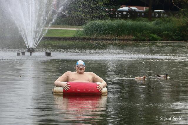 Der Schwimmreifenmann im Französischen Garten