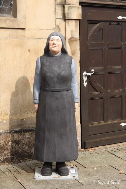 Nonne vor der Stadtkirche