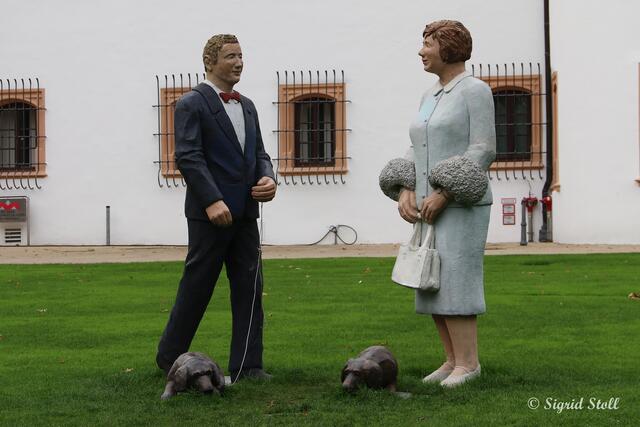 Frau und Herr Seebach mit Hunden vor dem Schloss