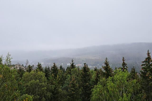 Blick von der Schnarcherklippe bei starken vorherrschenden Dunst auf Schierke
