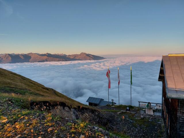 Die Sonne geht auf über der Nördlinger Hütte