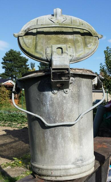 Derselbe Eimer. Die Entleerung in das Müllfahrzeug war für die Müllwerker Schwerstarbeit. Es geschah noch ohne hydraulische Unterstützung.