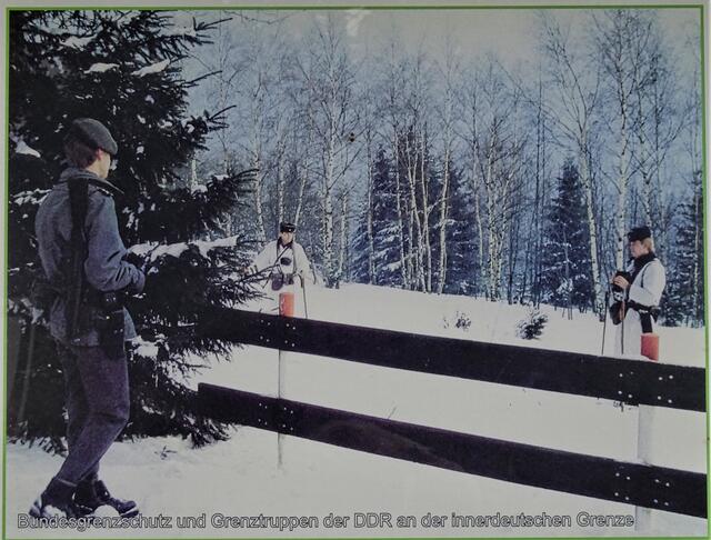 Wann wurde dieses friedliche Bild (Informationstafel) aufgenommen? Es wird sicherlich aus der Zeit nach der Maueröffnung vom 9.11.1989 stammen. Aus der Zeit vom 13. August 1961 bis zum Mauerfall keinesfalls!