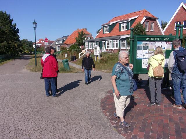An der Info - Tafel im Ort Spiekeroog | Foto: H. Haase