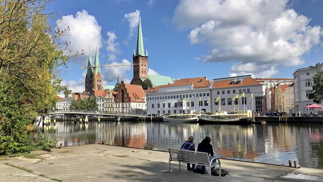 Malerische Aussicht auf die Altstadtinsel mit der Doppelturmanlage von St. Marien, dem Aussichtsturm von St. Petri und dem hellen Gebäude der Musikhochschule. Foto: Helmut Kuzina