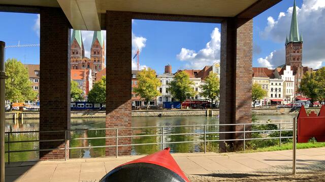 Von der Terrasse eines Hotels an der Stadttrave gibt es das „gerahmte‟ Bild der Altstadtinsel mit der Doppelturmanlage von St. Marie und dem Turm der Petrikirche. Foto: Helmut Kuzina