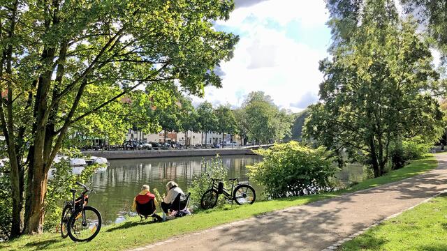 Picknick an der Trave mit dem Ausblick auf die Altstadtinsel. Foto: Helmut Kuzina