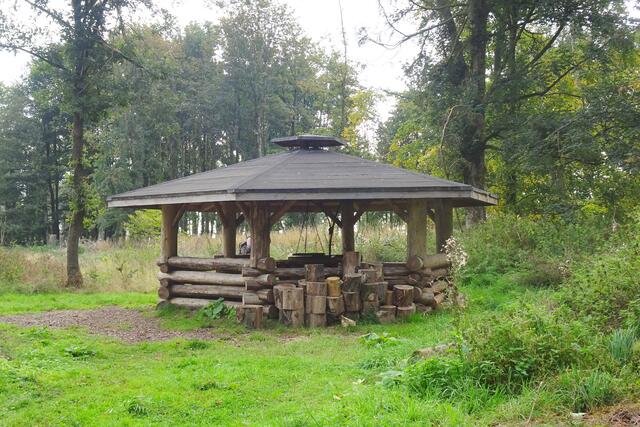 die Schutzhütte mit Grill und Abzug am Endpunkt der L1038