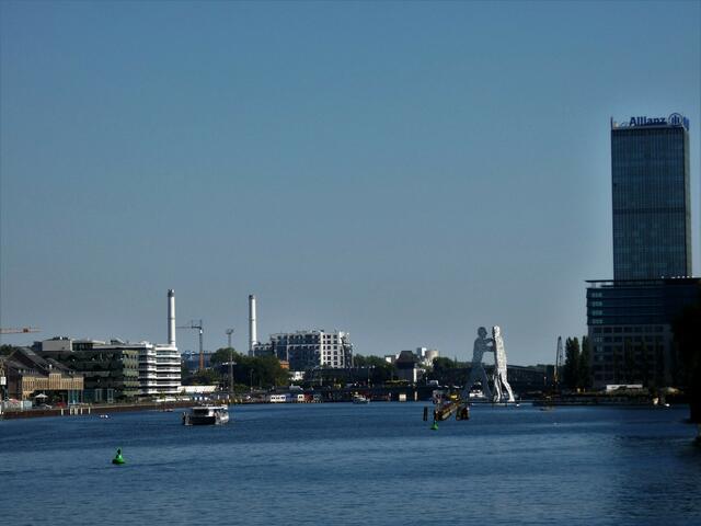 Blickrichtung Molecule Man und Elsenbrücke von der Oberbaumbrücke aus. Die weißen Türme gehören zum Kraftwerk Klingenberg in Rummelsburg.