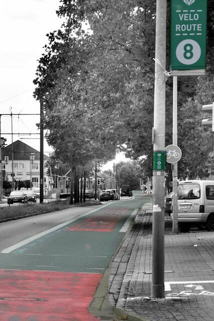 Laatzen-Neu: Die Velo-Route 8, / POP-UP-Radweg (Mit der englischen Bezeichnung „pop-up“ werden Vorgänge bezeichnet, bei denen Dinge plötzlich aus dem Verborgenen hervortreten. )