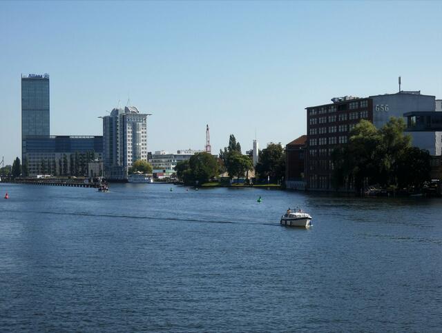 Blickrichtung Treptowers. Der mit 125 Metern Höhe weithin sichtbare Gebäudeteil des eigentlichen Towers steht direkt an der Spree und nahe der Elsenbrücke.