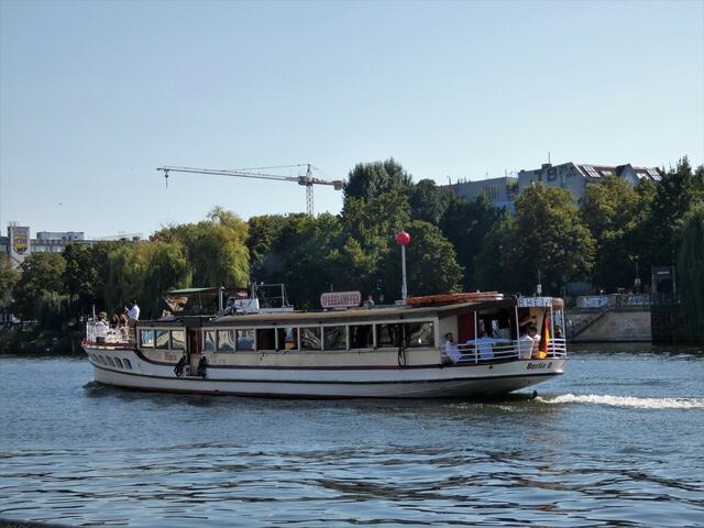 Noch ein Ausflugsboot