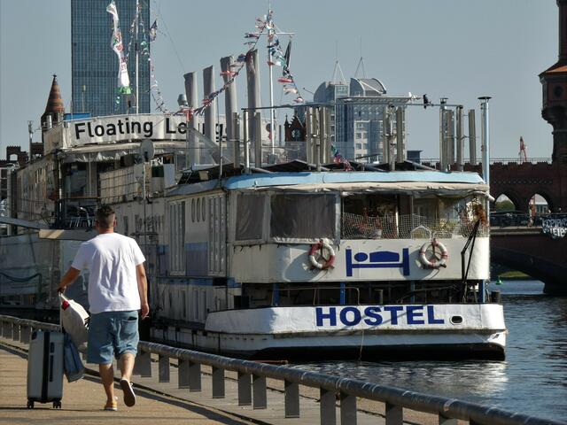 Floating Lounge mit zwanglosem Hostel (funktionale Mehrbettzimmer) - eher für den anspruchslosen Gast geeignet.