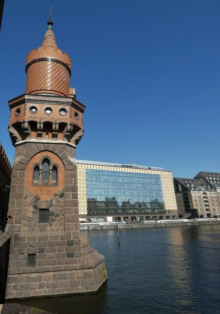 Blick von der Oberbaumbrücke auf das Eierkühlhaus. Das auch Eierspeicher genannte Gebäude ist heute ein Bürogebäude am Berliner Osthafen an der Stralauer Allee. Das 1929 eröffnete Gebäude diente als Kühlhaus für verderbliche Waren und ist nach einem Umbau seit Juli 2002 Sitz der Deutschlandzentrale von Universal Music.