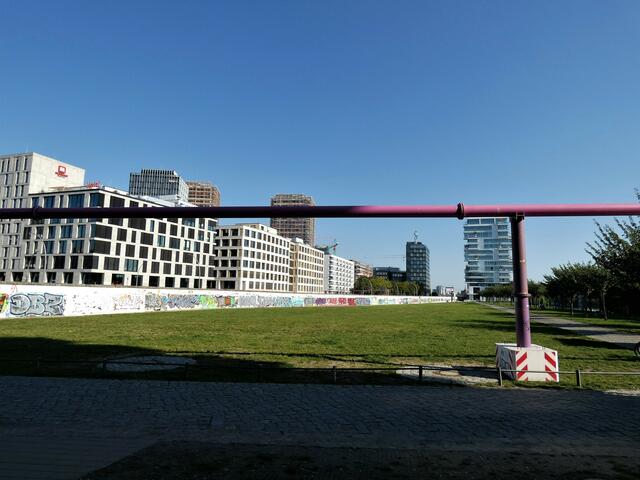 Der Bereich oberhalb des OSF-Gebäudes, jetzt "Park an der Spree". Man muss sagen, dass dieser Bereich in Richtung Ostbahnhof wesentlich sauberer und gepflegter aussieht als unten an der Mühlenstraße, wo sich die Touristen tummeln. Hier jedoch kann man ungestört an der Spree sitzen und ein Sonnenbad nehmen.