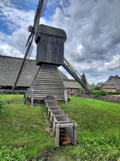 einst legten viele dieser Kokermühlen das Hamburger Marschland trocken. Mit einer Archimedischen Schraube wurde das Wasser in die Höhe gepumpt.