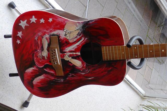 Marlit Peikert: Die für Horst Fries bemalte Gitarre.