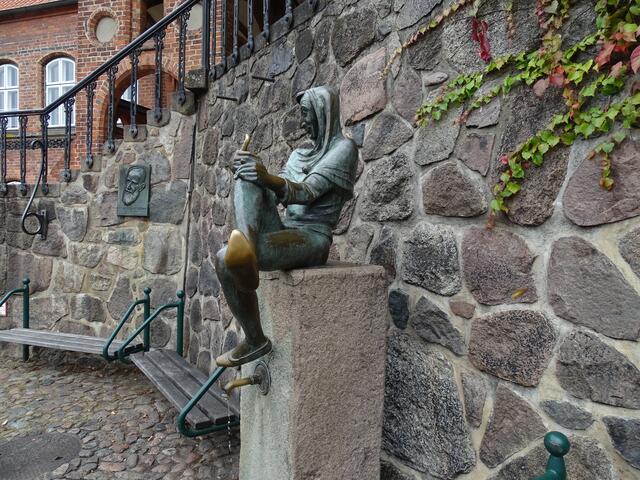 Till  Eulenspiegel, links dahinter Rathaus