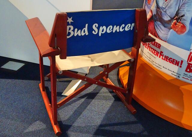 Bud Spencer wurde am 31. Oktober 1929 als Carlo Pedersoli in Neapel geboren. Bevor er seine Filmkarriere startete, studierte er Rechtswissenschaften. Er war außerdem der erste Italiener, der 100 Meter Freistil in unter einer Minute schwamm. 1952 und 1956 trat er bei den Olympischen Spielen für Italien an.