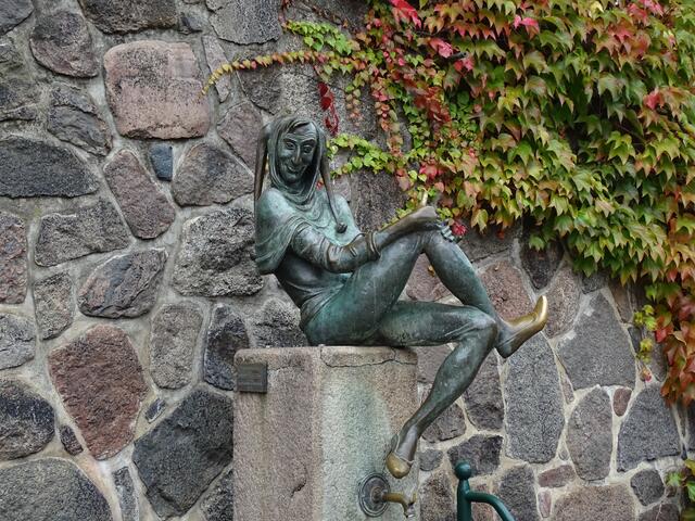 Till Eulenspiegel an der Kirchhofmauer