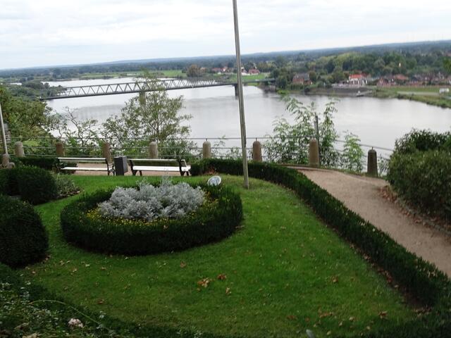Aussichtskanzel beim Schloss, Blick auf Elbe und Elbbrücke bei Lauenburg