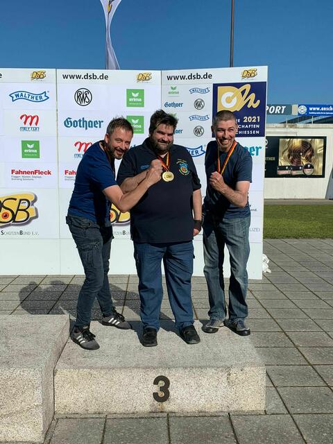 Pure Freude bei der Dietesheimer Mannschaft Pistole 9 mm über den Gewinn der Bronzemedaille. V.l.n.r.: Torsten Lodderstedt, Timo Zindel und Winfried Mützel