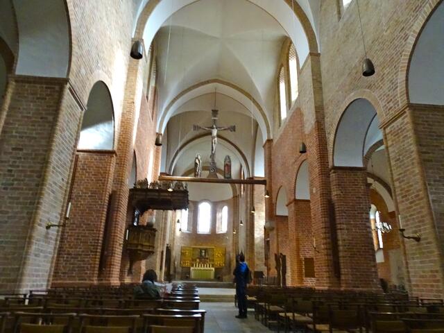 Pfeilerbasilika des Doms mit Triumphkreuz um 1260