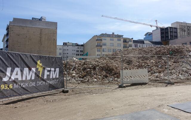 Nach dem Abriss:  Hier standen einst die beiden traditionsreichen Theater. Jetzt entsteht hier der Komplex "FÜRST" mit neuen Bauten für das Karree mit Hochhaus. Darin soll es Büros, die Theaterbühnen, ein Hotel, Gastronomie, Einzelhandel, Kultur-, Sport- und Fitnessangebote, Pkw-Parkhaus und mehr geben. Lassen wir uns überraschen.