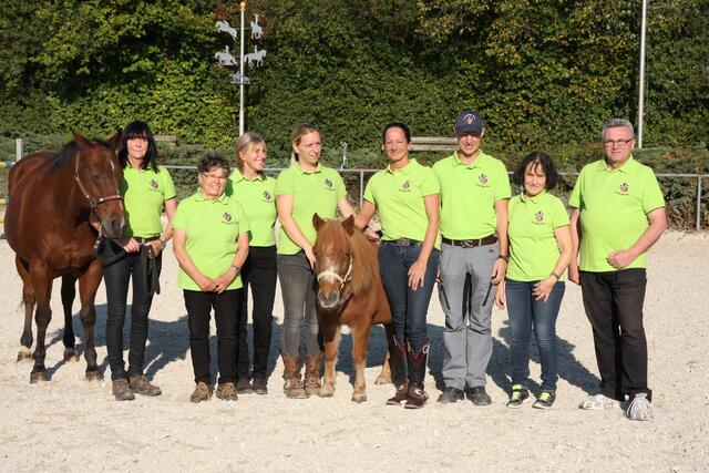von links: Elke Riebler, Anni Gross, Edeltraud Bichler, Übungsleiterin Karin Beckerbauer, Sabine Brenk, Roland Schmidt, Hildegard Steiner, Thomas Schneider, (Ben Berger nicht auf dem Bild)