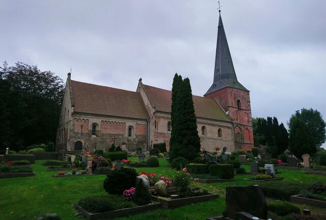 Die Kirche ist von alten Grabstätten umgeben.