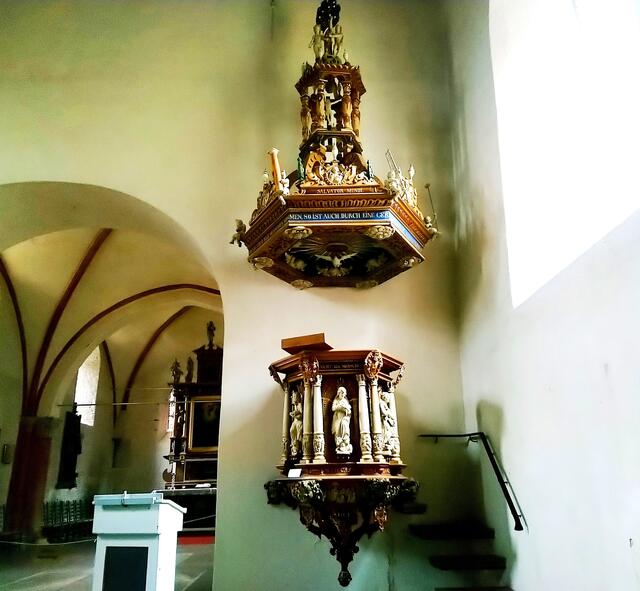 Schön verzierte Kanzel