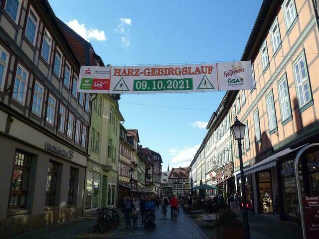 Straßenbanner Harz-Gebirgslauf 2021 Wernigerode. Foto: Richtung Rathausplatz