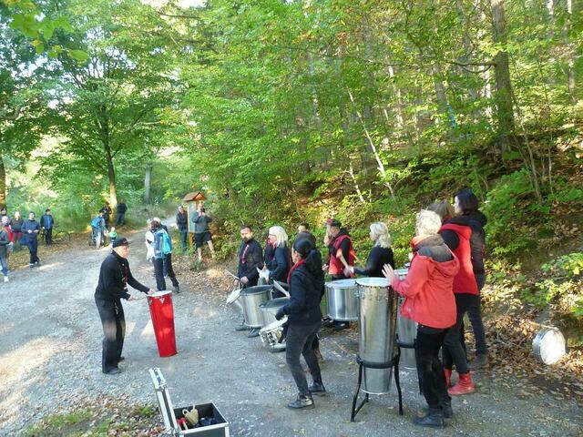 Die Musiker machen sich schon mal vor der Startlinie warm.