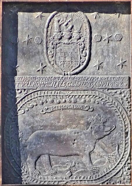 Eine Gedenktafel an dem ehemaligen Vorwerk Wilhelmhof aus dem Jahre 1687. Der Bär mit der Krone, das Wappentier der Anhaltiner, war anscheinend eine gute Zielscheibe.